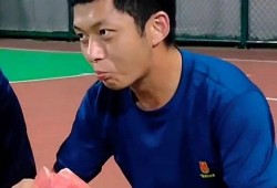 情侣在球场吃瓜,共享悠闲时光