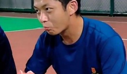 情侣在球场吃瓜,共享悠闲时光