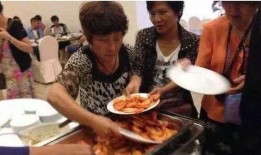 边境吃瓜大爷大妈,大爷大妈的边境生活剪影