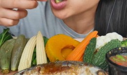 微笑姐吃腌瓜,微笑姐的甜蜜食光之旅