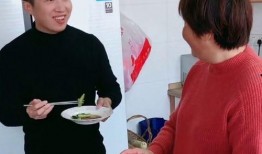 妈妈偷拍儿子吃瓜,妈妈记录下儿子吃瓜的温馨一幕