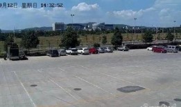 罗平交警吃瓜事件,网络舆论下的执法形象反思