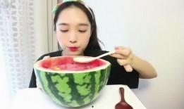 美女吃冻瓜视频,美女品尝冰爽冻瓜，视觉盛宴来袭