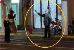 开枪打死吃瓜群众,悲剧瞬间，无辜群众命丧黄泉