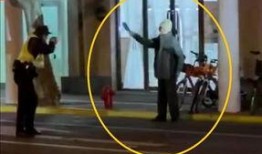 开枪打死吃瓜群众,悲剧瞬间，无辜群众命丧黄泉