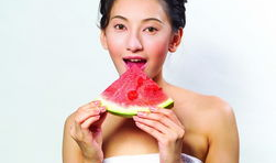 美女奇葩吃瓜图片高清,美女与奇葩瓜果的跨界美食盛宴