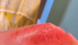 请闺蜜吃瓜,共享甜蜜吃瓜时光