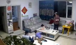 姐弟打架爸爸吃瓜,家庭欢乐瞬间