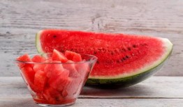 平时吃瓜没事浇花玫瑰,花间诗意——吃瓜浇花，生活如玫瑰绽放