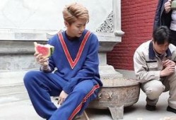 男生睡前吃瓜群众,揭秘夜宵时光的趣味瞬间