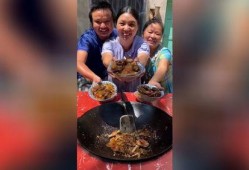 村里老嫂子吃瓜,笑谈家常乐无边