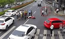 吃瓜吃到车祸,生活瞬间颠覆