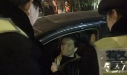 女司机开车吃瓜,一边吃瓜一边引发网友热议