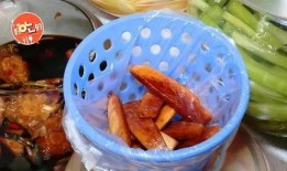 男人回娘家吃瓜饼,共享传统美食瓜饼时光