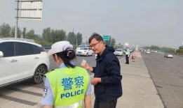 罗平交警吃瓜事件,网络舆论下的执法形象反思