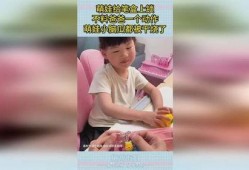 吃瓜小娃无视爸爸,揭秘家庭温馨瞬间